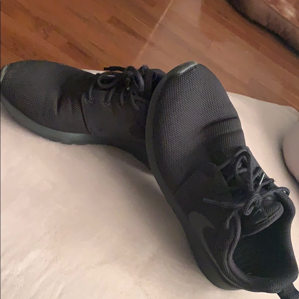 Black Nike Roshe